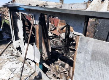 В хуторе Новоярки Сальского района возгорание тушили и жители, и пожарные