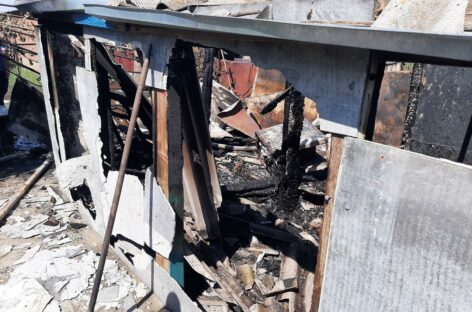 В хуторе Новоярки Сальского района возгорание тушили и жители, и пожарные