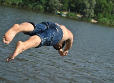 В Сальске 35-летний мужчина нырнул в воду и попал в реанимацию