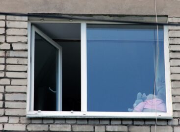 На Ново-Сальске со второго этажа выпал ребёнок