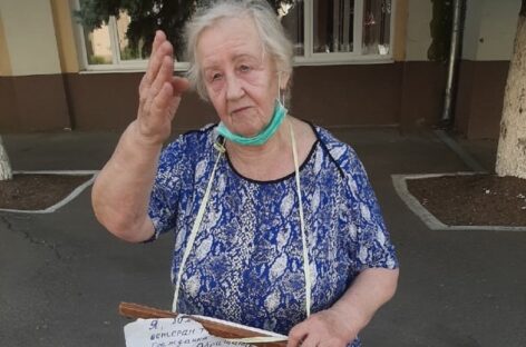Сальчанка годами пытается убрать «общую» трубу с горячей водой из своей квартиры