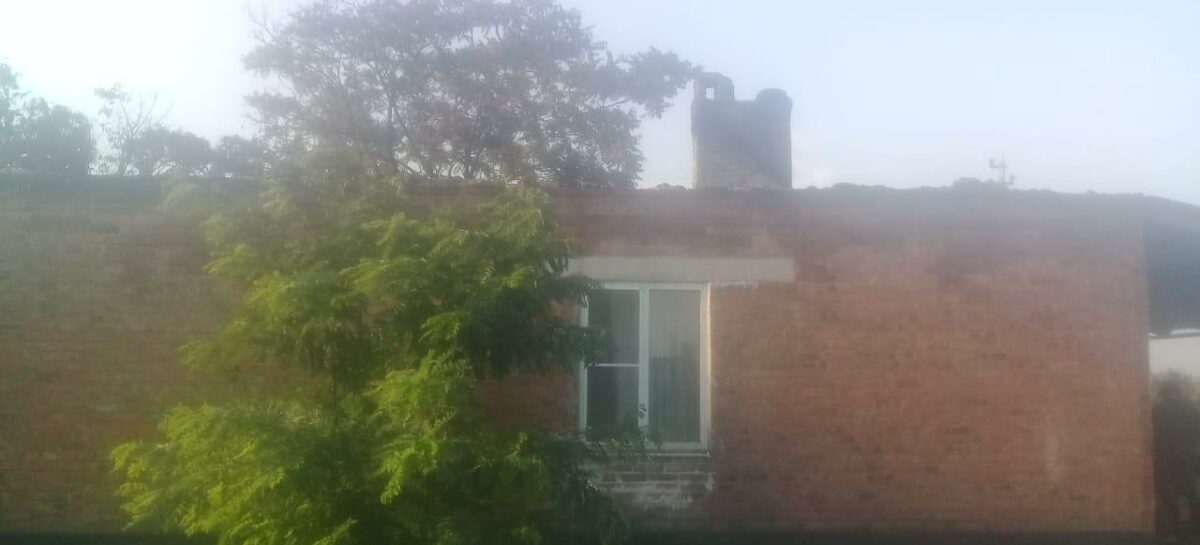 В Сальском районе из-за удара молнии сгорела крыша дома животноводов