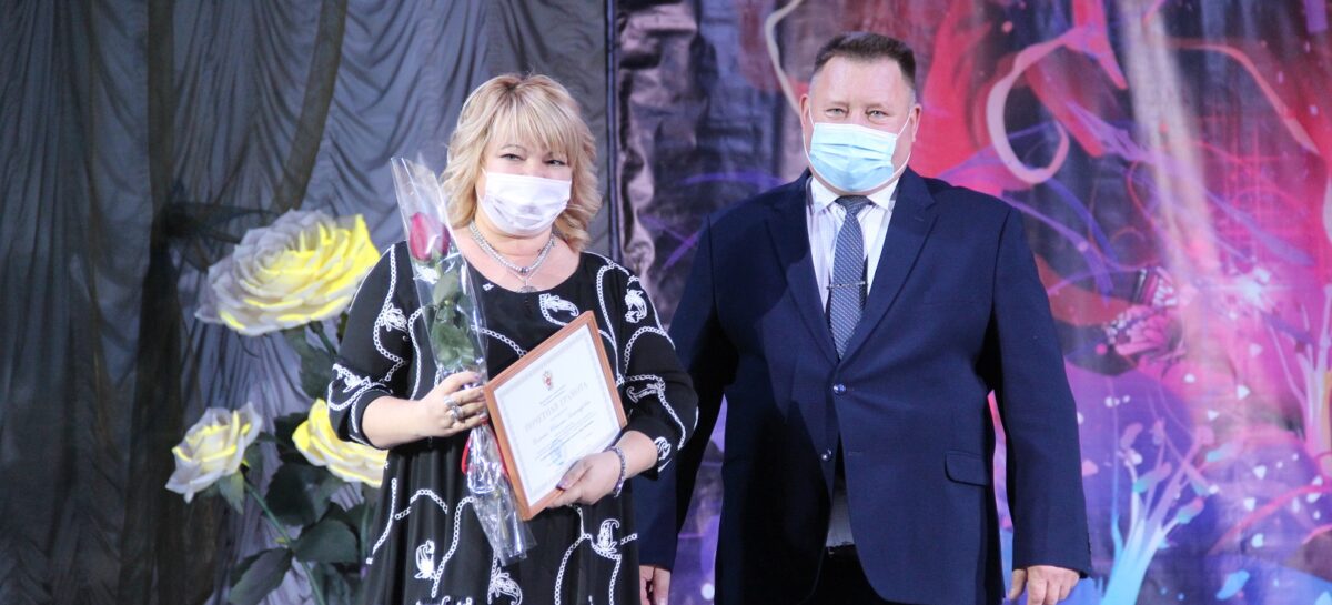 В день своего профессионального праздника сальские педагоги получили ведомственные знаки отличия
