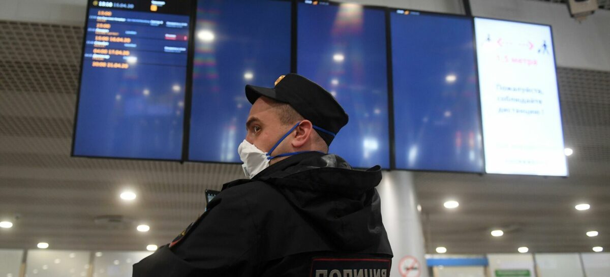 В аэропорту Платов транспортные полицейские привлекли к административной ответственности гражданина