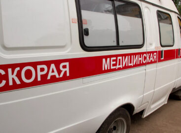 В Сальске с крыши частного дома упала женщина