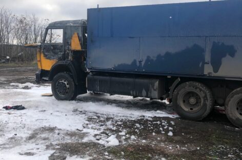 На окраине Сальска, на стоянке, загорелся КамАЗ