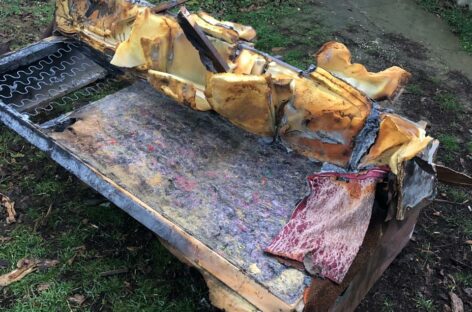 В селе Сандата Сальского района загорелся дом, где находились трое несовершеннолетних детей