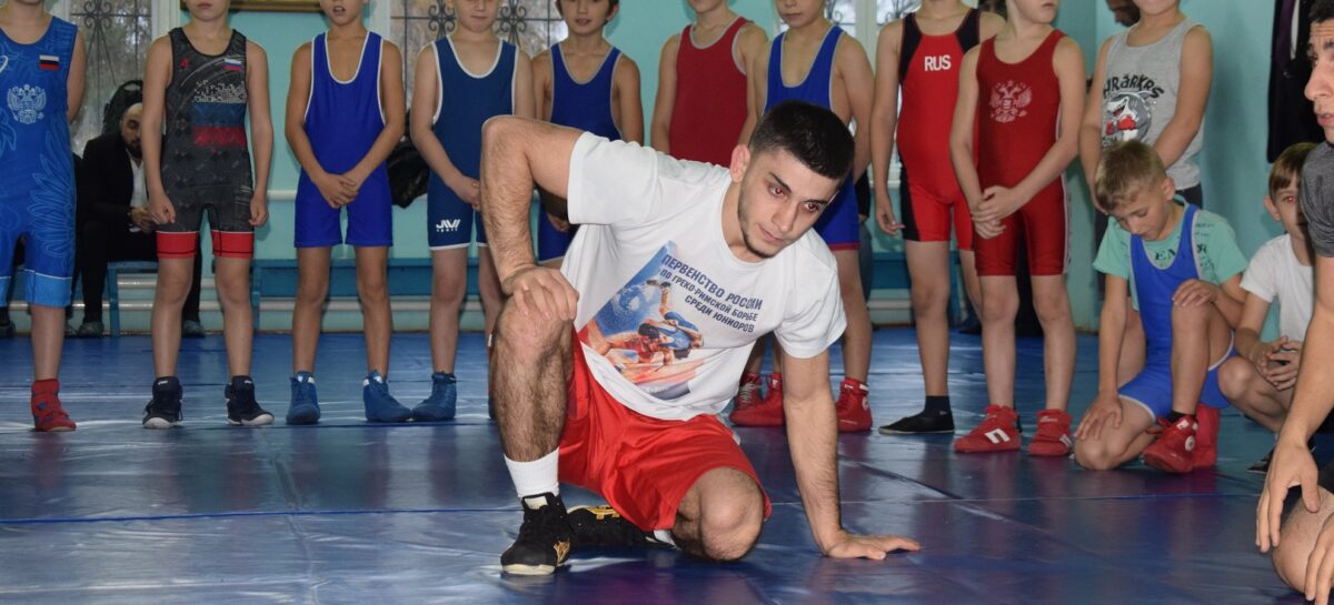 Чемпион мира Мавлуд Ризманов повёл мастер-класс для юных борцов Гиганта