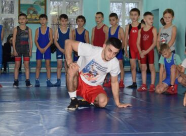 Чемпион мира Мавлуд Ризманов повёл мастер-класс для юных борцов Гиганта