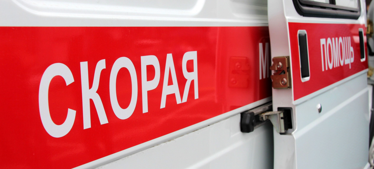 Выполняя строительные работы, сальчанин упал с крыши второго этажа