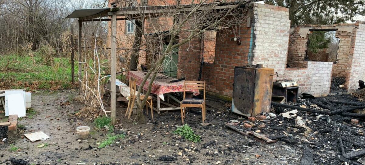 Недалеко от Сальска, в дачном посёлке, по непонятной причине  сгорел домик