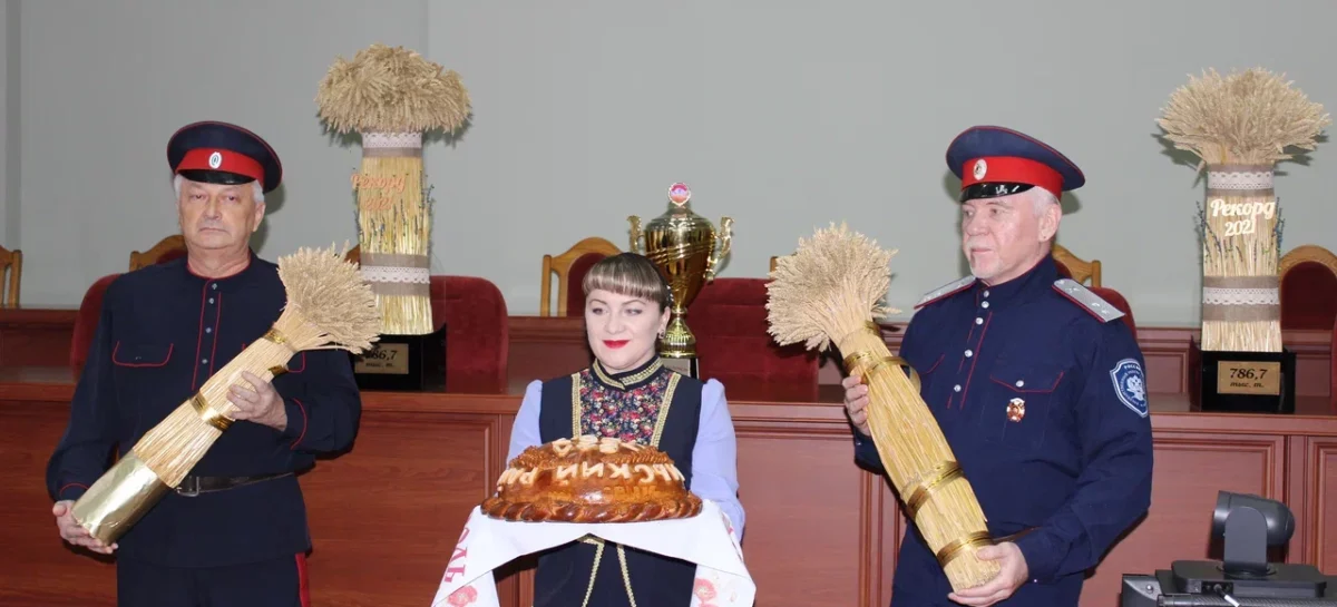 Труженикам — честь и хвала: в районной администрации чествовали работников полей и ферм