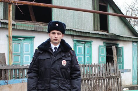 На Дону сотрудник транспортной полиции спас людей из горящего дома