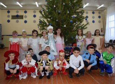Праздник к нам стучится