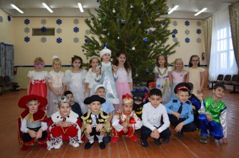 Праздник к нам стучится
