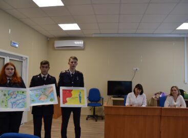 Кадеты Сальского казачьего кадетского лицея передали рисунки медикам