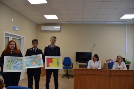 Кадеты Сальского казачьего кадетского лицея передали рисунки медикам