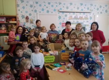 Семьи воспитанников и сотрудники начальной школы-детского сада № 21 в Сальске подготовили приятные новогодние и рождественские сюрпризы
