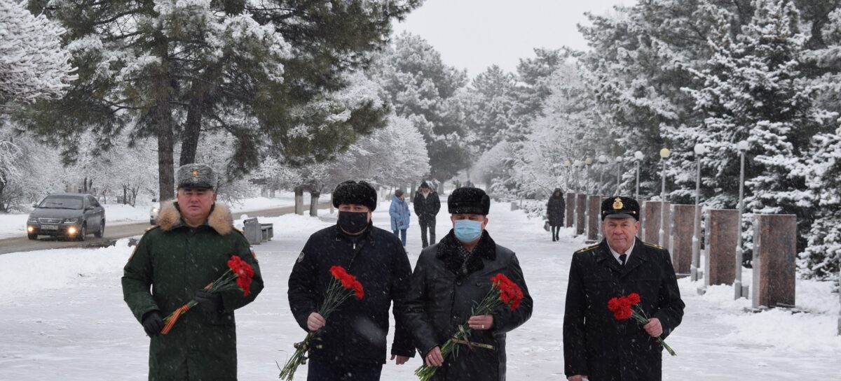 В Сальске возложили цветы к памятникам на территории города
