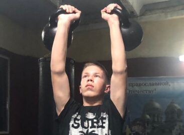 В Сальске соревновались силачи
