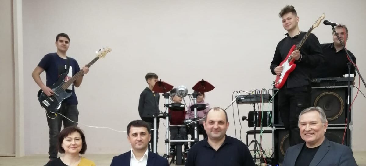 Депутатская помощь Сальскому индустриальному техникуму пошла на музыкальные инструменты и на спортинвентарь