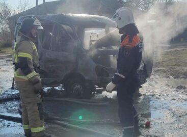 Сальские спасатели вместе с пожарными тушили горящий автомобиль