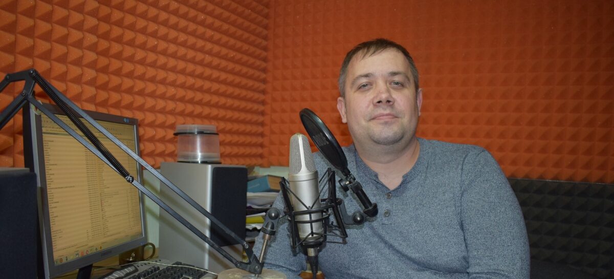 На одной волне: во всемирный день радио рассказываем о главных голосах города