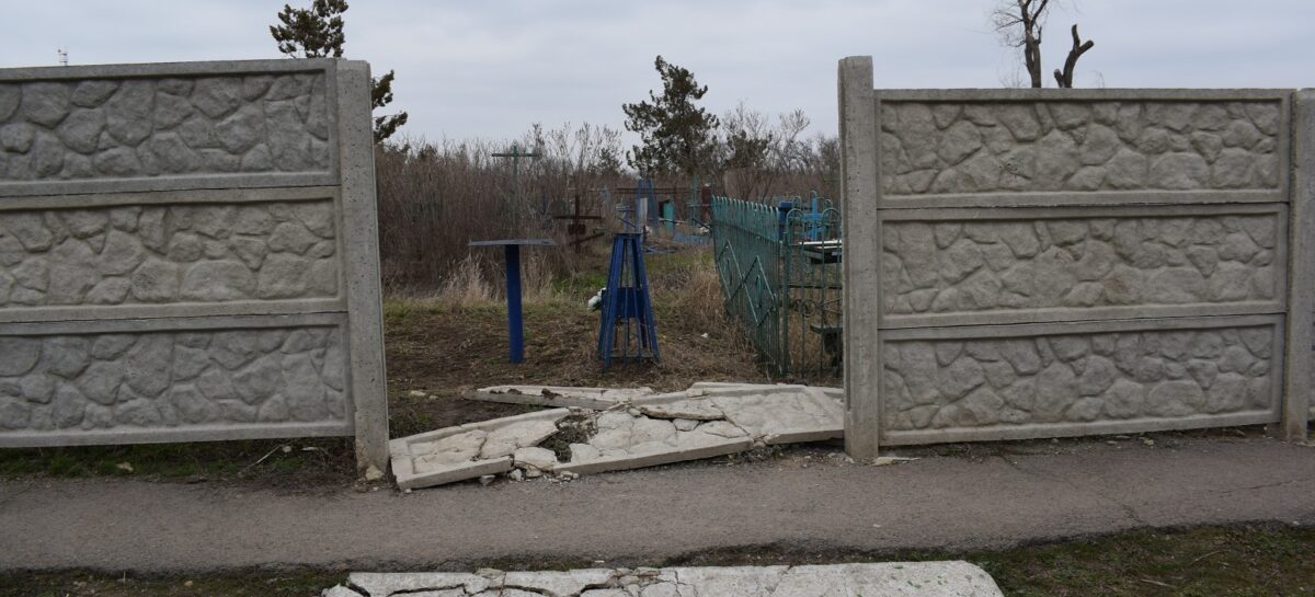 Вандалы буквально снесли целые участки нового ограждения вокруг старого кладбища в Сальске