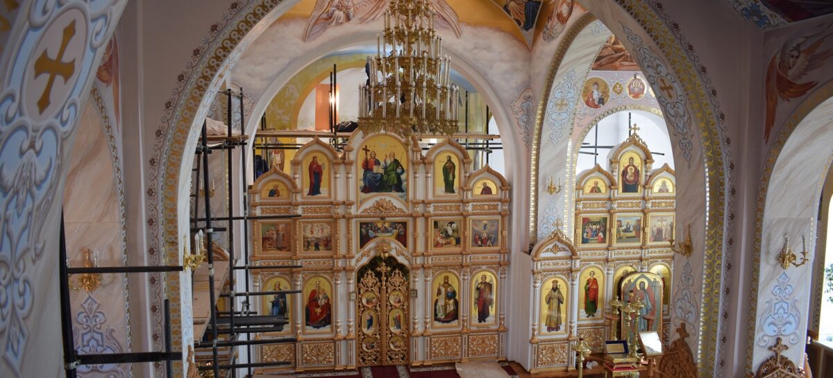 Художники из Волгодонска украшают стены храма Святителя Димитрия Ростовского сценами из жизни Христа и ликами Святых