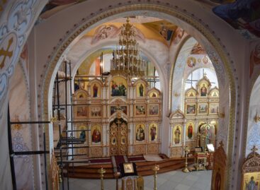 Художники из Волгодонска украшают стены храма Святителя Димитрия Ростовского сценами из жизни Христа и ликами Святых