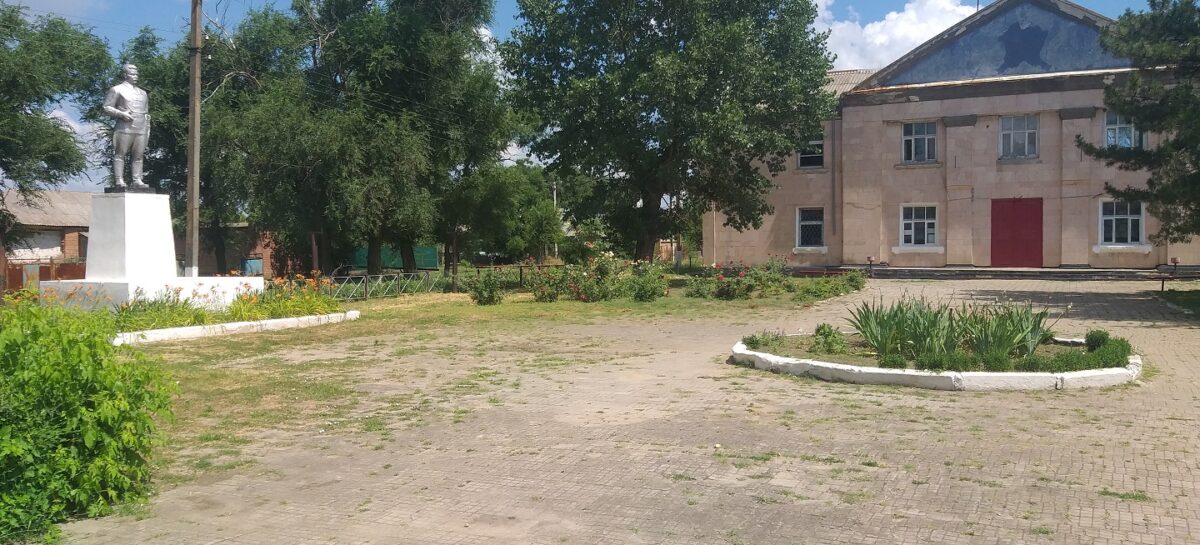Делают вместе: в поселениях Сальского района вторую жизнь получают скверы, стадионы, площади