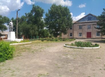 Делают вместе: в поселениях Сальского района вторую жизнь получают скверы, стадионы, площади