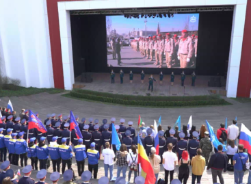 В ростовском парке Октябрьской Революции прошел флешмоб в поддержку российской армии