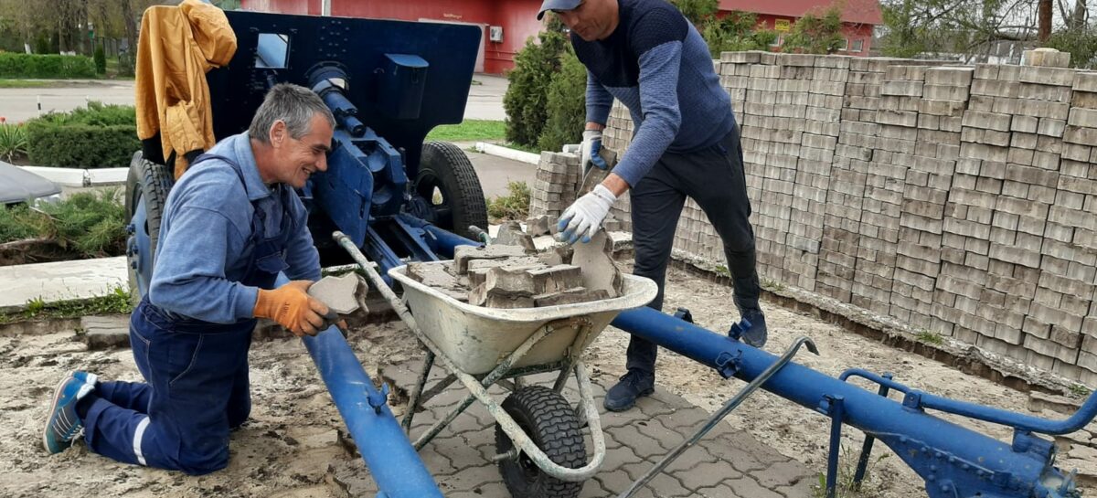В п. Гигант Сальского района продолжается реконструкция парка и памятника героям Великой Отечественной войны.
