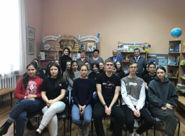 Городской Центр библиотечного обслуживания организовал встречу молодых людей с депутатами Собрания депутатов Сальского городского поселения