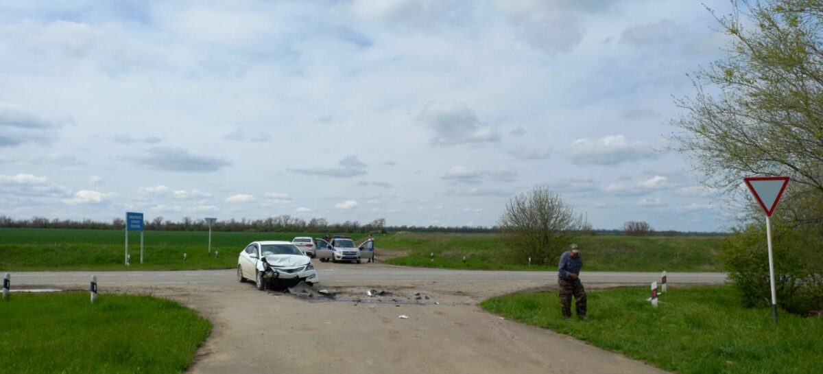 В Сальском районе водитель автомобиля ВАЗ не уступил дорогу на повороте