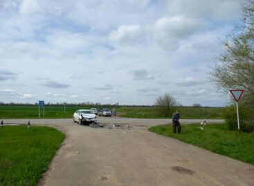 В Сальском районе водитель автомобиля ВАЗ не уступил дорогу на повороте