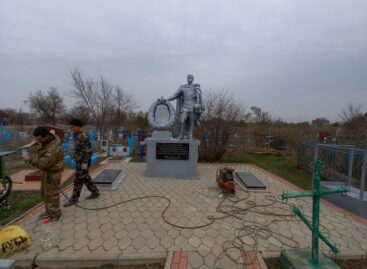В Сальске приводят в порядок памятники, готовясь ко Дню Великой Победы