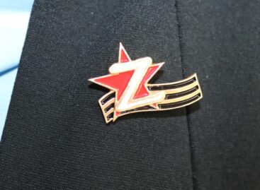 Завод металлофурнитуры в Шахтах изготовил значки с символикой «Z»