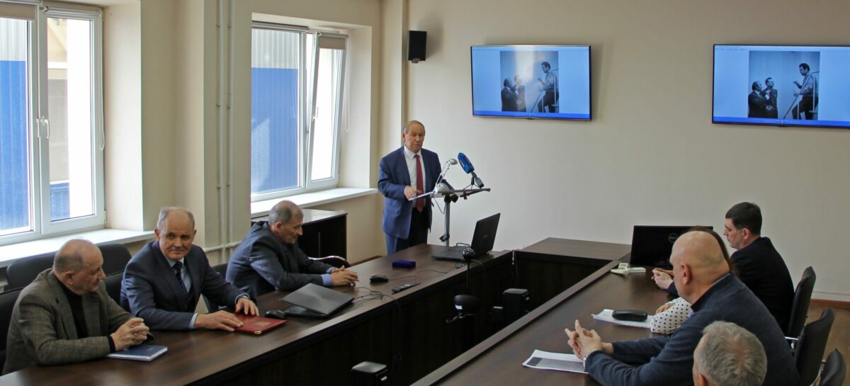 Российские космонавты готовятся к полетам в космос на донских тренажерах.