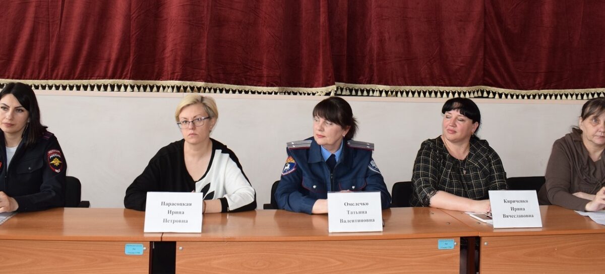 За «круглым столом» сальские студенты общались с представители органов системы профилактики.