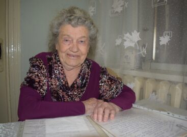 Старость её дома не застанет: кому односельчане посвящают стихи и идут  за помощью в любое время суток?