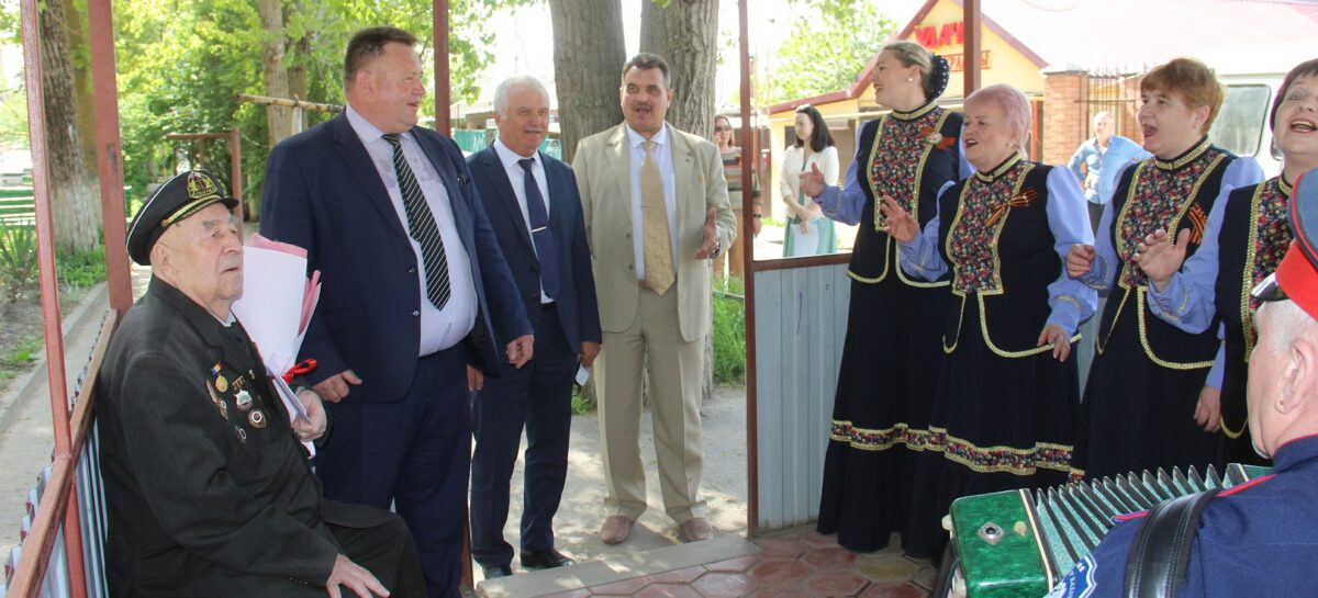 В Сальске и районе поздравили ветеранов войны