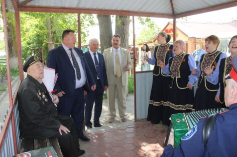 В Сальске и районе поздравили ветеранов войны