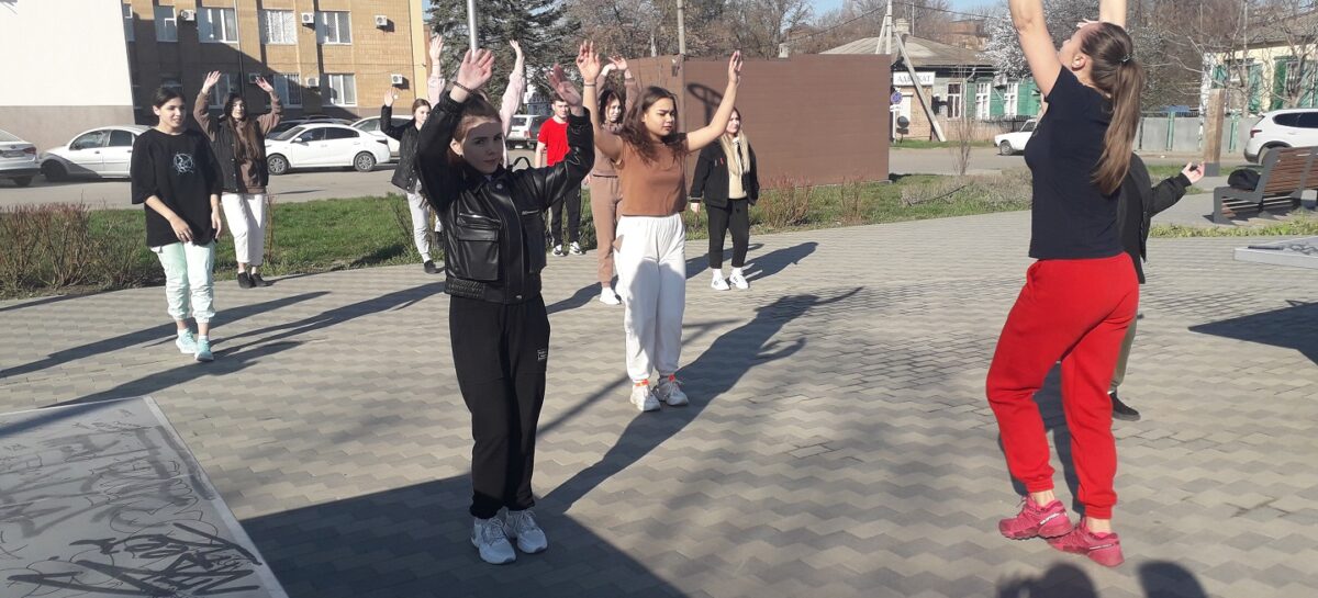 В Сальске прошёл флешмоб в День здоровья