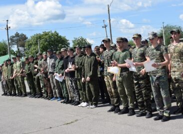 В Сальске торжественно закрылись учебные сборы по основам военной службы для обучающихся десятых классов