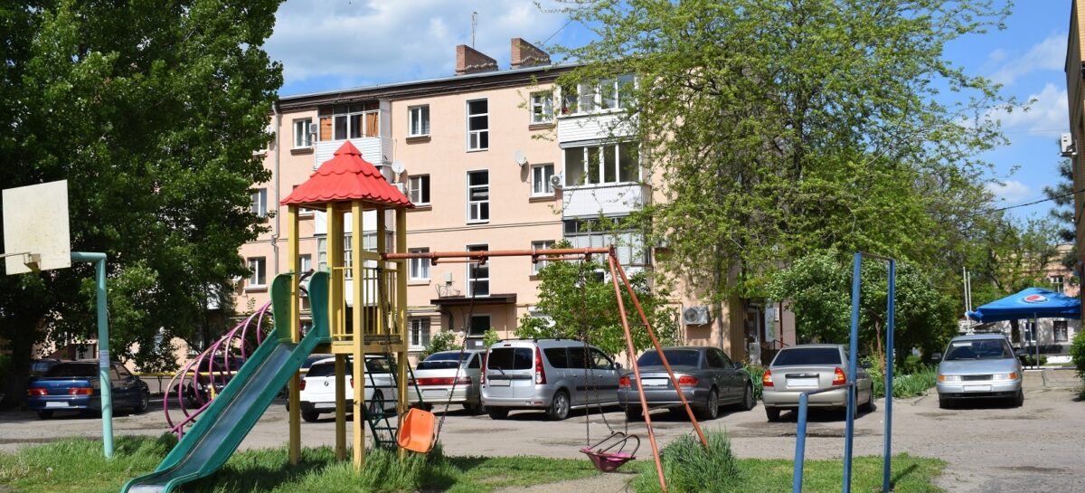 Качели на придомовой детской площадке в центре Сальска находятся в нерабочем состоянии, а песочница разрушена