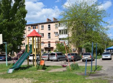 Качели на придомовой детской площадке в центре Сальска находятся в нерабочем состоянии, а песочница разрушена