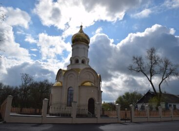 В селе Кручёная Балка завершили монтаж иконостаса в храме архистратига Михаила