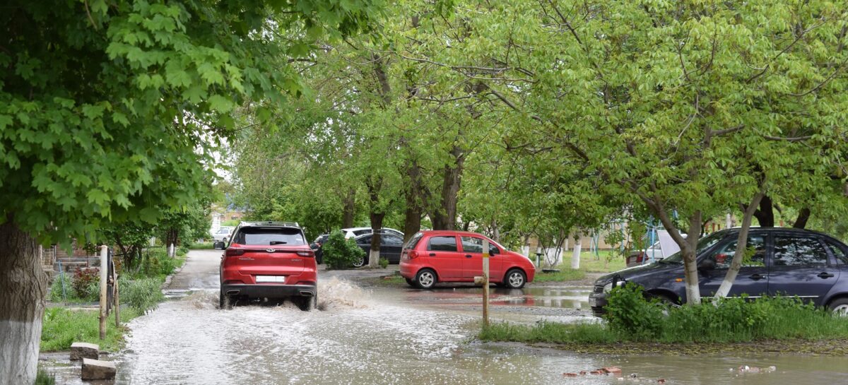 После майских дождей двор многоквартирного дома в Сальске ушёл под воду